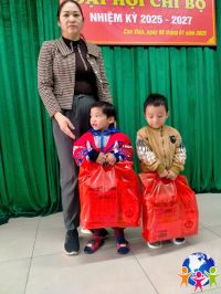 Tặng quà cháu có hoàn cảnh khó khăn năm 2025