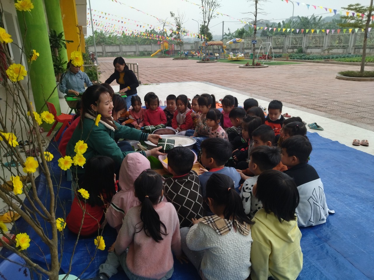 Gói Bánh chưng đón tết của các bé trường mầm non Cao Viên II