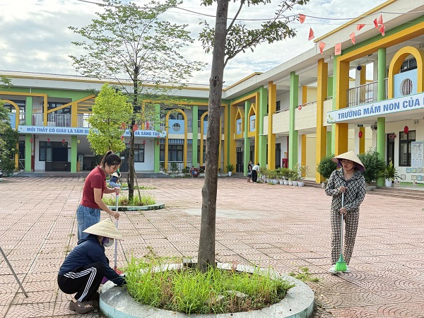 CÔNG TÁC VỆ SINH MÔI TRƯỜNG ĐỂ ĐÓN TRẺ QUAY LẠI TRƯỜNG HỌC SAU THỜI GIAN NGHỈ HÈ