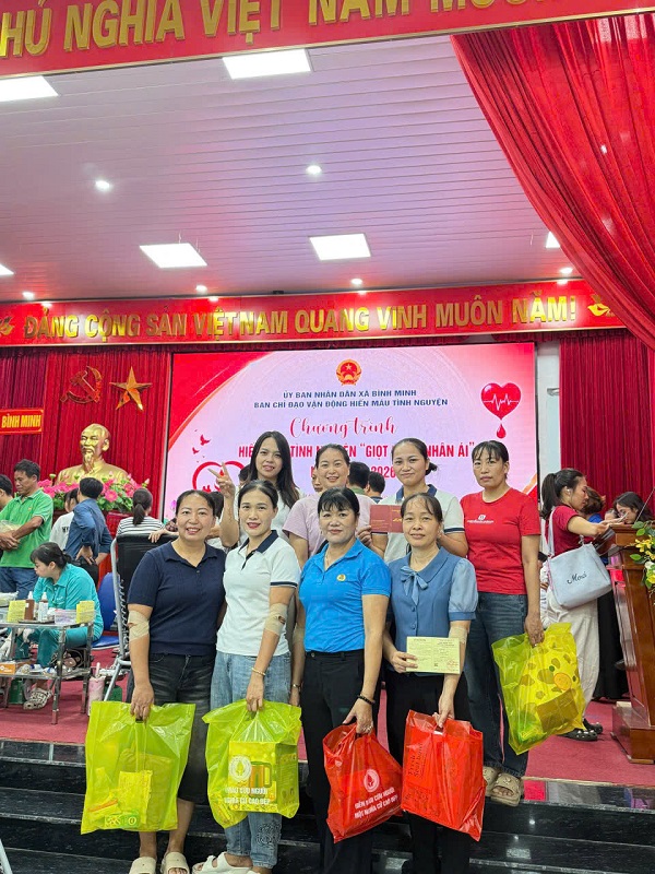 CB - GV - NV THAM GIA HIẾN MÁU TÌNH NGUYỆN " GIỌT MÁU NHÂN ÁI"