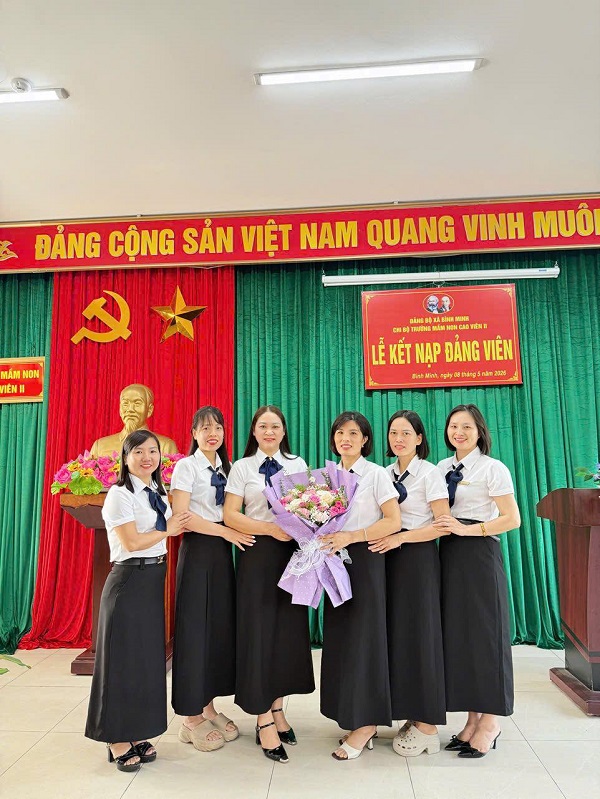 LỄ KẾT NẠP ĐẢNG VIÊN MỚI CỦA CHI BỘ TRƯỜNG MẦM NON CAO VIÊN II